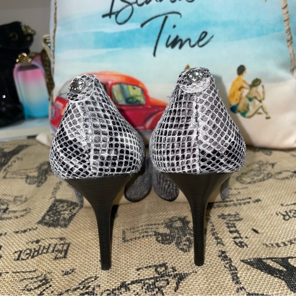 Michael Kors Grey Snakeskin Pattern Pump Size 8.5 Excellent Condition - Picture 5 of 10